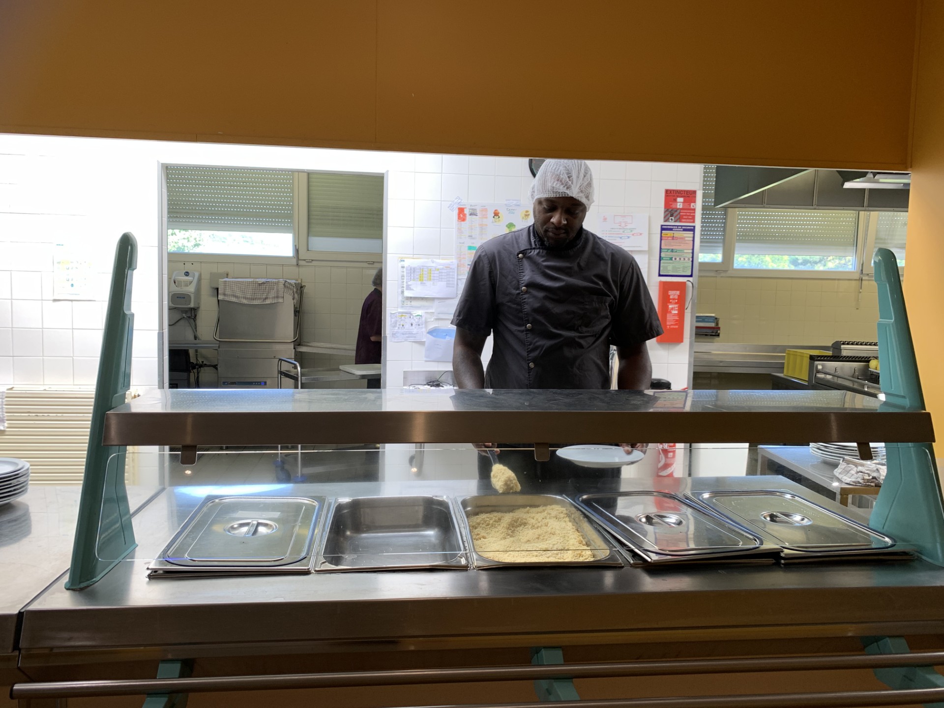 André Fidèle en pleine activité de routage et restaurant à l'ESAT Montbard