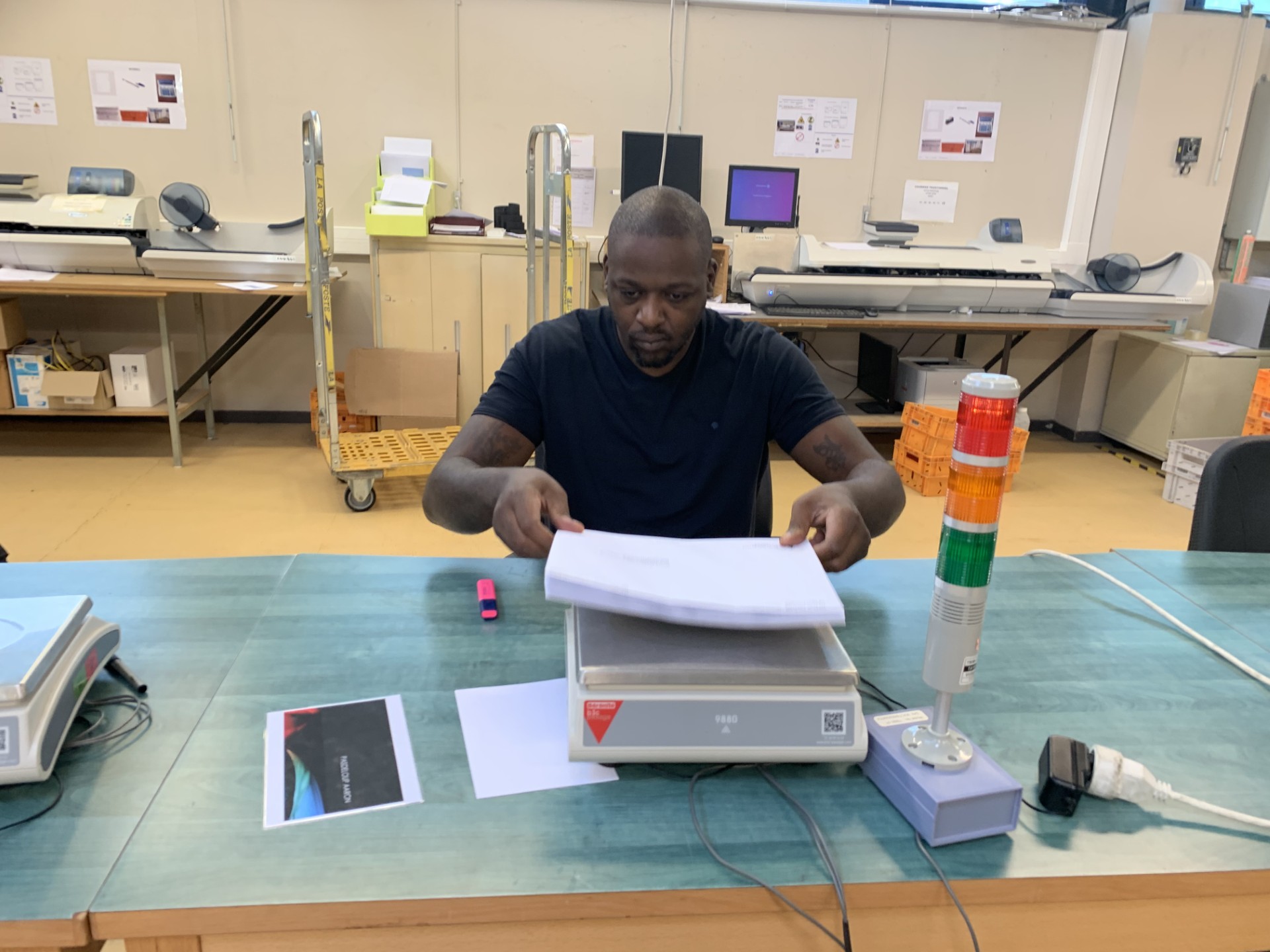 André Fidèle en pleine activité de routage et restaurant à l'ESAT Montbard