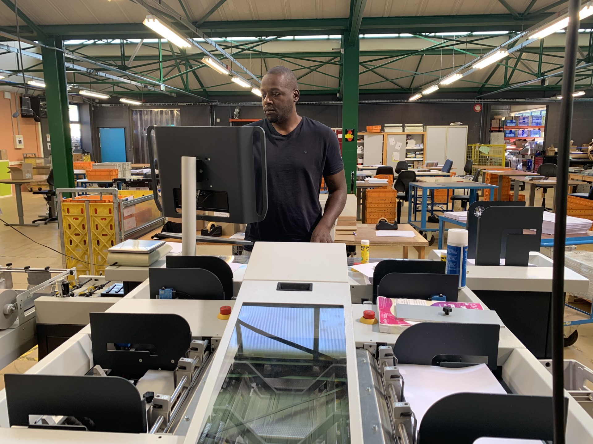 André Fidèle en pleine activité de routage et restaurant à l'ESAT Montbard