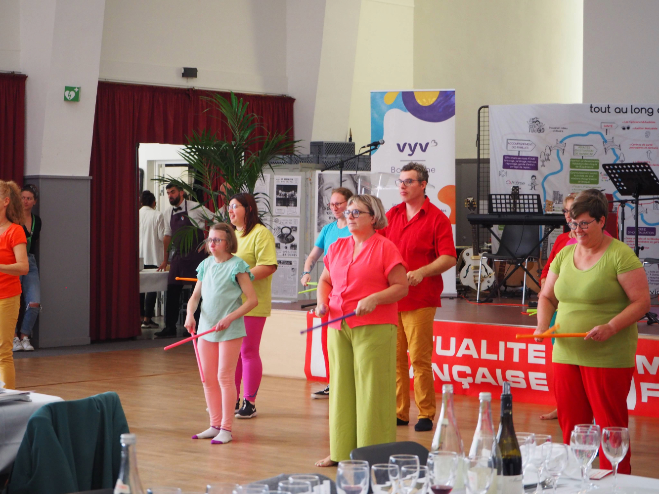 "Performance de danse par les membres d’un foyer mutualiste pendant le banquet."