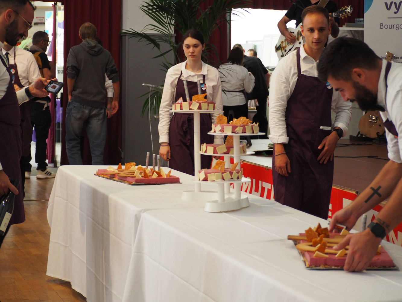 "Préparation de la table pour le service du gâteau d'anniversaire."