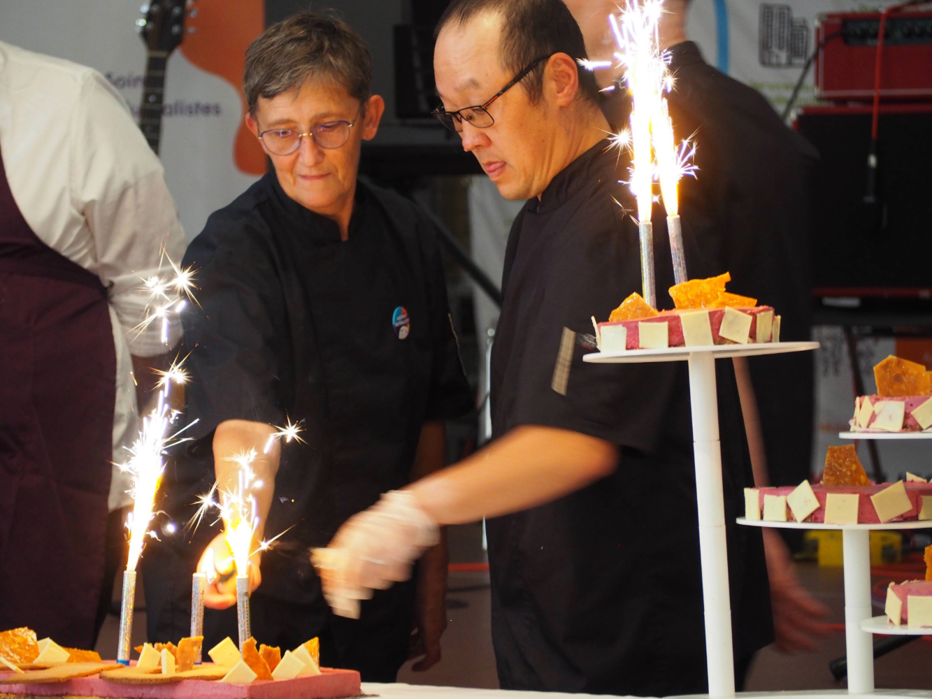 "Finalisation de la mise en place de la table pour le gâteau d’anniversaire."