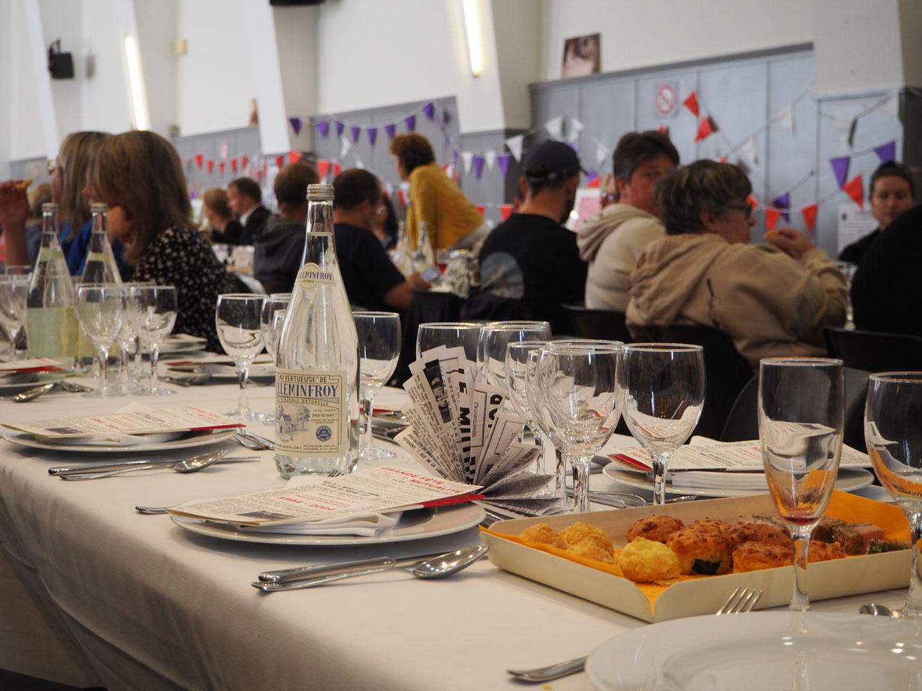 Plateau apéritif avec des gougères servies lors du banquet.