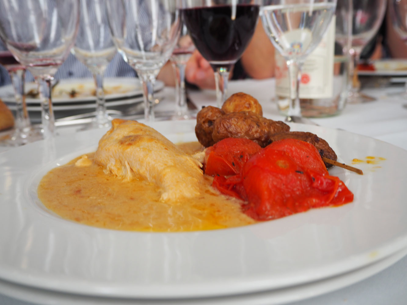 Plat principal servi lors du banquet : filet de poulet Gaston Gérard avec pommes de terre et tomates rôties.